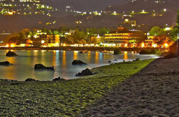 Capo d'Orlando: Splendida veduta notturna della Baia di Gregorio